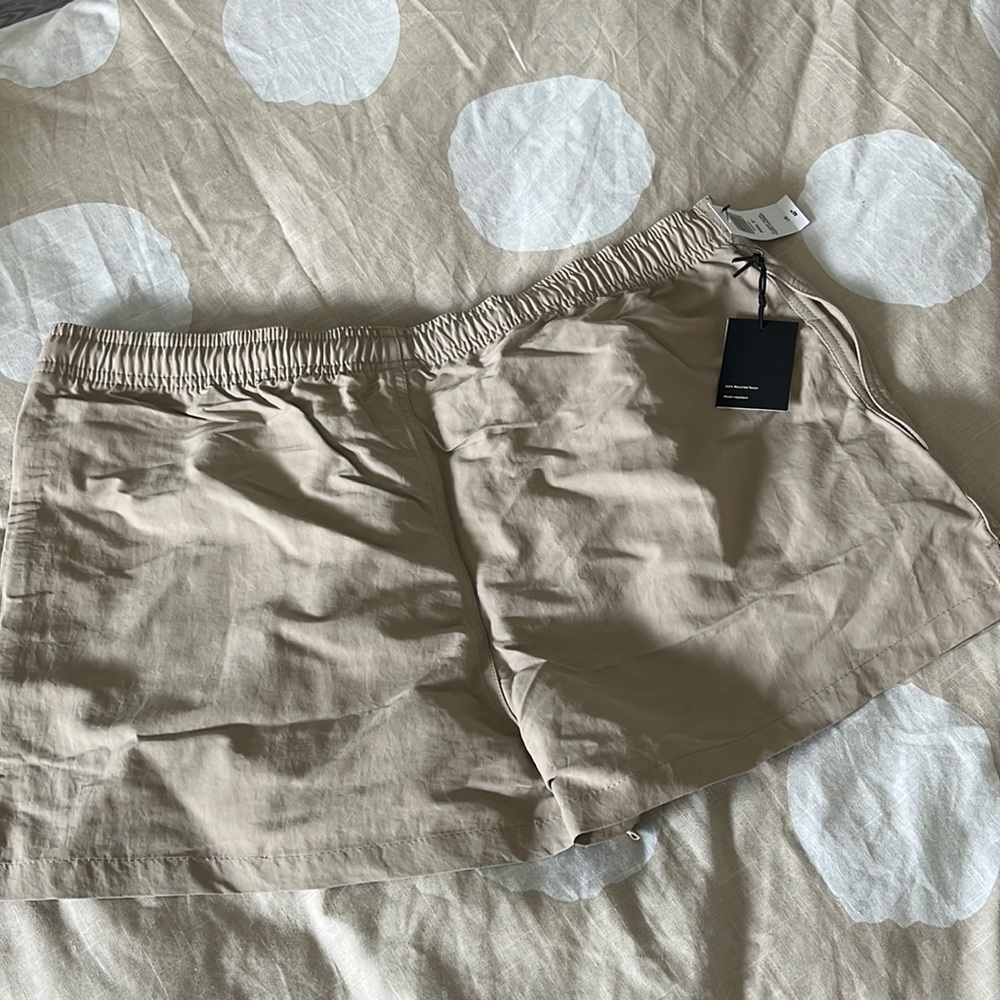 TNA water repellant shorts in size L